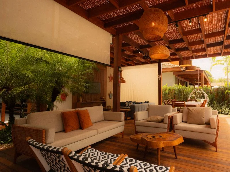 Covered outdoor living area with retractable screening